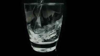 bir bardak su, beslenme ve sağlık kavramı, yavaş hareket ile doldurma