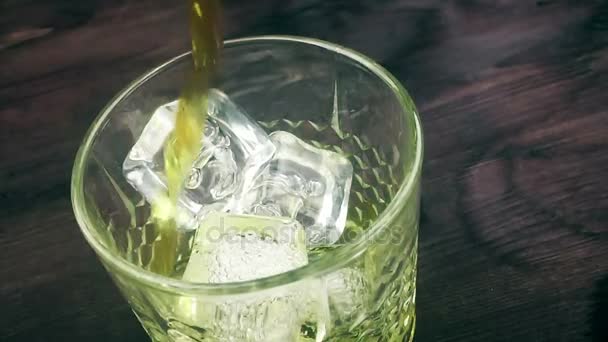 Barman verter whisky con cubitos de hielo en la mesa de madera, ambiente cálido, tiempo de relax con whisky — Vídeos de Stock