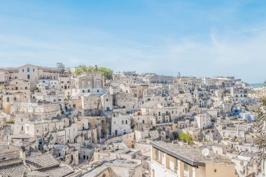 Matera Unesco Avrupa sermaye ve kültür 2019 gravina yakınındaki tipik taşlar (Sassi di Matera) mavi gökyüzü üzerinde panoramik