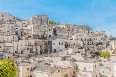 Matera Unesco Avrupa sermaye ve kültür 2019 gravina yakınındaki tipik taşlar (Sassi di Matera) mavi gökyüzü üzerinde panoramik