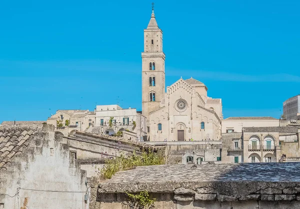 Vista panorámica de las piedras típicas (Sassi di Matera) con iglesia en Matera UNESCO Capital Europea de la Cultura 2019 en el cielo azul —  Fotos de Stock