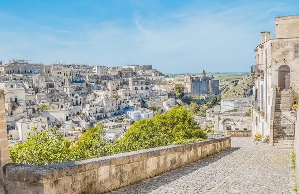 Blick auf typische Steine (sassi di matera) in der Nähe der Grabsteine von Matera Unesco-Kulturhauptstadt Europas 2019 bei blauem Himmel — Stockfoto