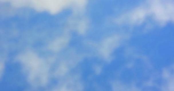 Schleife aus weißen Wolken über blauem Himmel, Naturhintergrund — Stockvideo