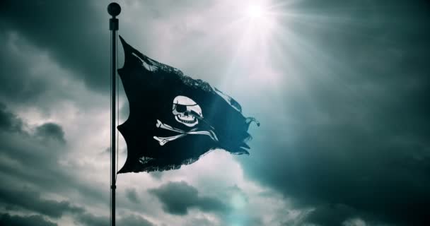 Rasgado rasgar grunge textura de tecido velho da bandeira do crânio pirata acenando no vento, calico jack símbolo pirata no céu nublado com raios de sol luz, estilo mistério escuro, hacker e ladrão — Vídeo de Stock