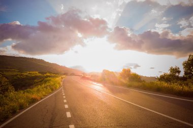 yol boş asfalt günbatımı gökyüzü, alacakaranlıkta ışık güneş altında panoramik görünüm