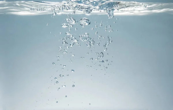 Água fresca efervescente no vidro com fundo bolhas, vista de perto, saúde, nutrição dieta — Fotografia de Stock