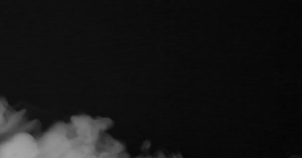 Fumaça flutuando lentamente através do espaço contra o preto — Vídeo de Stock