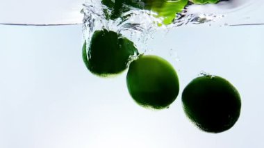 limon meyve splash beyaz kokteyl ve beyaz arka plan, eğlenceli, beslenme ve içki ağır çekimde atış cam, içme suyu içine düşme