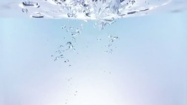 Splash taze beyaz arka planda, saflık ağır çekimde atış suya düşme kabarcıklar ve temizlik, beslenme ve sağlık 