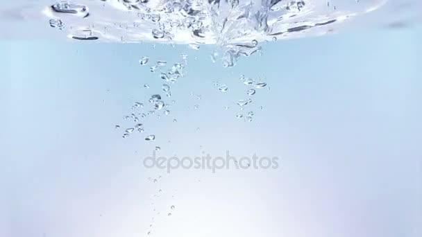 Splash färska bubblor faller ner i vattnet, skjuten i slow motion på vit bakgrund, renhet och rena, näring och hälsovård — Stockvideo