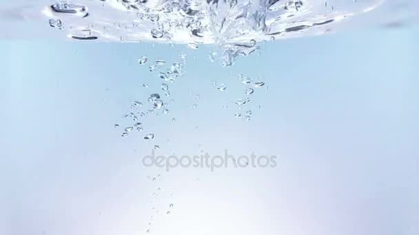 Éclabousser des bulles fraîches tombant dans l'eau, tournées au ralenti sur fond blanc, pureté et propreté, nutrition et soins de santé — Video