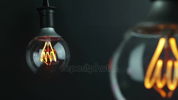 ampoule vintage rétro avec technologie led intégrée avec changement accent sur l'ampoule vintage en arrière-plan, économie d'énergie avec atmosphère de style ancien  