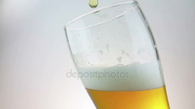 taze bira köpük içki bira cam içine damla donmuş buz ile dökme, ağır çekim beyaz arka plan, eğlenceli ve beslenme yiyecek ve içecek vurdu 