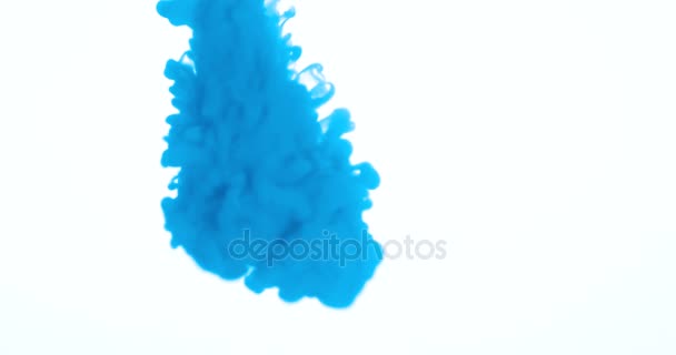 Salpicadura de tinta azul abstracta en el agua sobre fondo blanco — Vídeo de stock