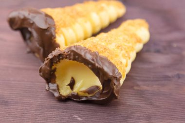 lezzetli Sicilya cannolo cannellino tatlı pasta fındık ile 