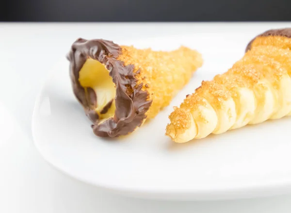 Lahodné sicilské cannolo cannellino sweet s pečivo z lískových oříšků — Stock fotografie