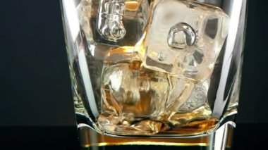 viski içme cam siyah arka plan, buz küpleri ile dökme barmen, yakın çekim zaman relax içki viski ile