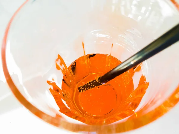 Arriba de la vista del vaso del aerosol aperitivo aperol naranja cóctel en la mesa blanca, vacaciones y hora de verano — Foto de Stock