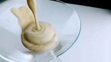 yoğurt krem fındık dökme ve içme cam, sağlıklı gıda kavramı üzerinde ağır çekimde sıçramasına 