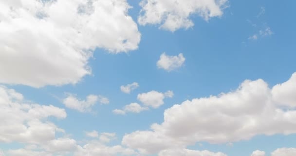 Lus van witte wolken over blauwe hemel tijd vervallen beweging, vrijheid — Stockvideo