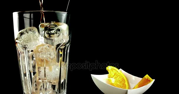 Бармен подготовить питьевой стакан аперитива аперитив апельсиновый коктейль с кубиками льда и апельсина ломтик, с газированные пузырьки движения на черном фоне, праздники и летнее время — стоковое видео