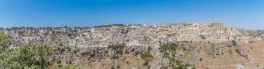 panoramik tipik taşlar (Sassi di Matera) ve Matera Unesco Avrupa sermaye ve kültür 2019 kilise mavi gökyüzü altında. Basilicata