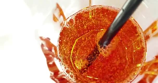 Arriba de la vista del vaso de copa del aerosol aperitivo aperol naranja cóctel en la mesa blanca, con burbujas crujientes gaseosas movimiento, vacaciones y hora de verano — Vídeos de Stock
