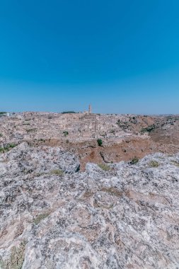 panoramik tipik taşlar (Sassi di Matera) ve Matera Unesco Avrupa sermaye ve kültür 2019 kilise mavi gökyüzü altında. Basilicata