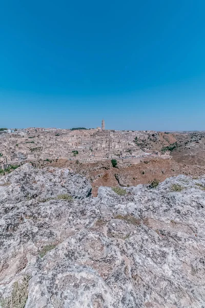 panoramik tipik taşlar (Sassi di Matera) ve Matera Unesco Avrupa sermaye ve kültür 2019 kilise mavi gökyüzü altında. Basilicata