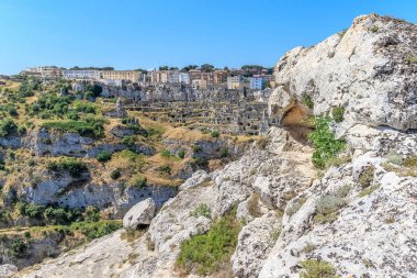 mavi gökyüzünün altında tipik taş ev (Sassi di Matera) Matera Unesco Avrupa sermaye ve kültür 2019 panoramik manzaralı. Basilicata