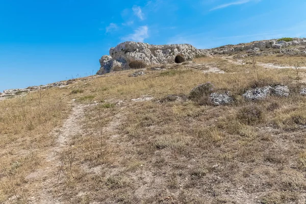 Blick auf das typische Steinhaus (sassi di matera) der Unesco-Kulturhauptstadt Matera 2019 unter blauem Himmel. Basilikata — Stockfoto