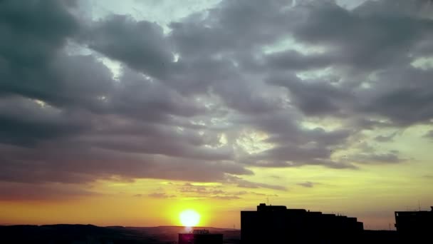 Solnedgången scen med solen bakom molnen i bakgrunden, tidsinställd skott, varma färgglada himmel med mjuka — Stockvideo