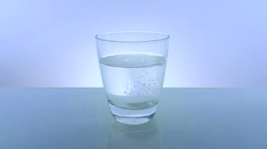 Aspirin ya da tıbbi hap efervesan tablet beyaz arka plan, sağlık kavramı üzerinde suya düştü