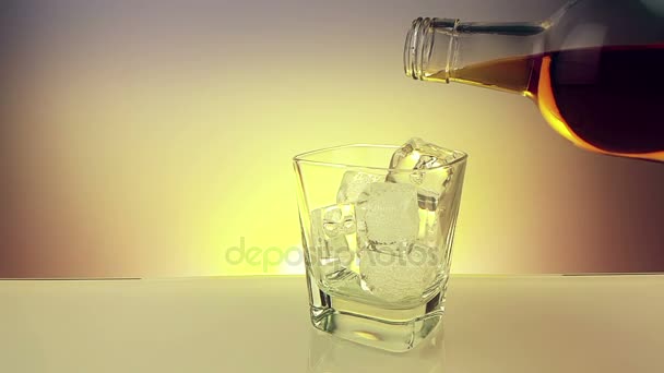 Barman verter whisky con botella en el vaso de agua con cubitos de hielo en el fondo de oro caliente, tiempo de relajarse bebida con whisky — Vídeos de Stock