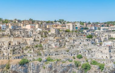 mavi gökyüzünün altında tipik taş ev (Sassi di Matera) Matera Unesco Avrupa sermaye ve kültür 2019 panoramik manzaralı. Basilicata