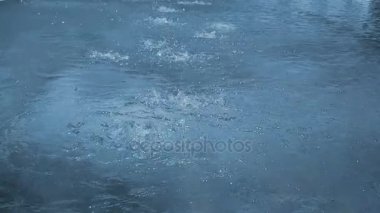 şiddetli yağmur su damlaları veya çeşme sokak yüzeyinde yavaş hareket