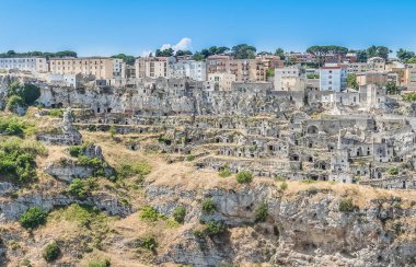 mavi gökyüzünün altında tipik taşlar (Sassi di Matera) Matera Unesco Avrupa sermaye ve kültür 2019 panoramik manzaralı. Basilicata
