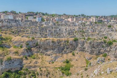 mavi gökyüzünün altında tipik taşlar (Sassi di Matera) Matera Unesco Avrupa sermaye ve kültür 2019 panoramik manzaralı. Basilicata