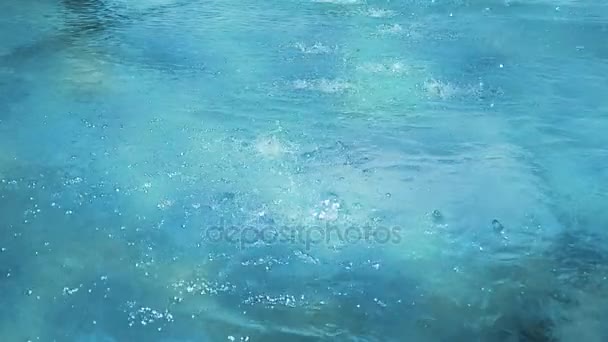 大雨水滴或表面街头喷泉的慢镜头 — 图库视频影像