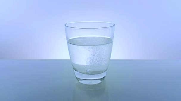 Aspirin oder Brausetablette auf weißem Hintergrund ins Wasser gefallen, Gesundheitskonzept — Stockvideo