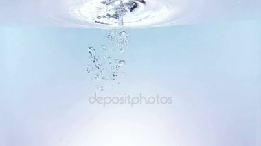 taze kabarcıklar sıçrama düşen suya, beyaz arka planda, saflık ağır çekimde atış ve temizlik, beslenme ve sağlık 