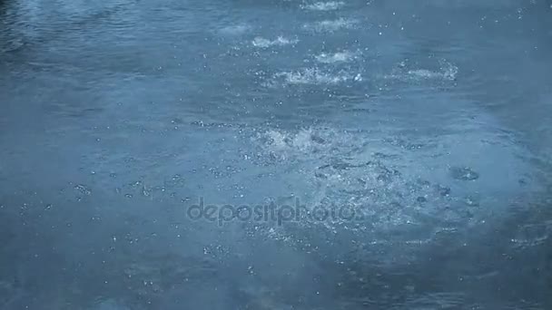 Câmera lenta de gotas de água de chuva pesada ou sujeira na rua de superfície — Vídeo de Stock