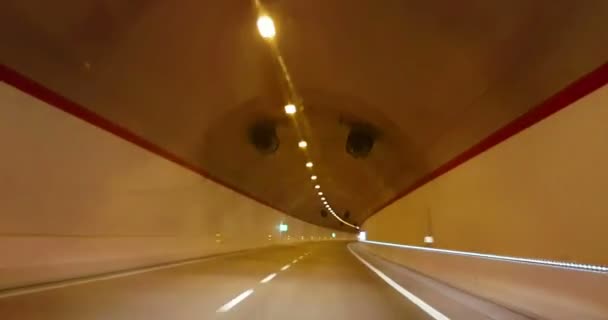 Conducción a través de galería de túneles y tinte de luz naranja, abstracto con desenfoque de movimiento de alta velocidad con urdimbre — Vídeos de Stock