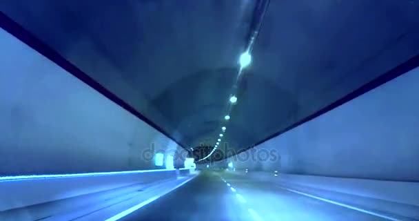 Rijdend door de tunnel gallery en blauwe tint, abstract met motion blur hoge snelheid met warp — Stockvideo