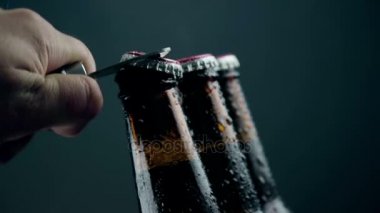 adam tıpasını üç köpük ve damla taze bira şişesi