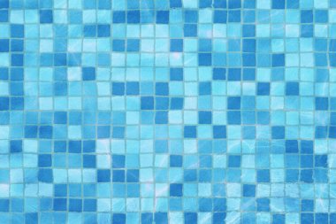 Yüzme havuzu mozaiği deniz suyu gibi dalgalanır ve dalgalar arka planda, spor ve rahatlama ile birlikte akar. 