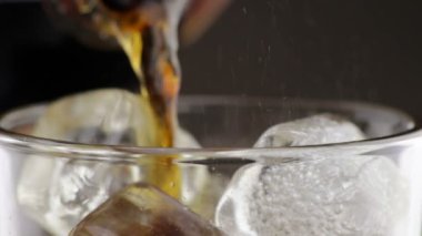 siyah arka plan, eğlenceli ve yaz saati içki cam buz küpleri ile taze kokain dökme, yakın çekim 