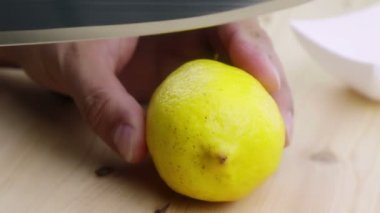dostum, dilimi sarı limon mutfak, sağlık ve beslenme Ahşap doğrama tahtası üzerinde bıçak ile kesme 