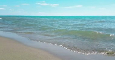 altın kum ile bulutlar, mavi gökyüzü altında tropikal Karayipler beach deniz tatil, sakin ol ve seyahat 