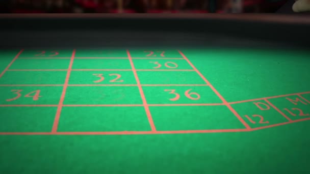 Три червоні кістки катаються на зеленому ігровому ігровому столі на легкій дискотеці, стрілянина з повільним рухом, концепція спортивного дозвілля — стокове відео